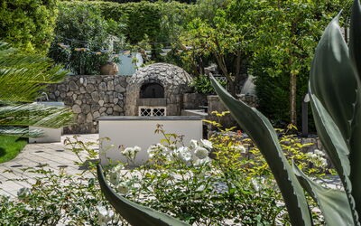 Le Statuette: Building Exterior, Outdoor