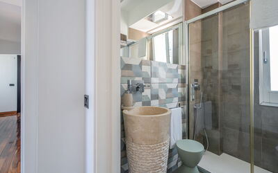 Le Statuette: Bathroom