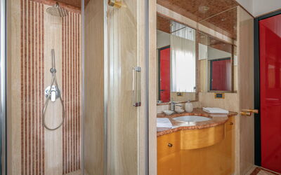 Le Statuette: Bathroom