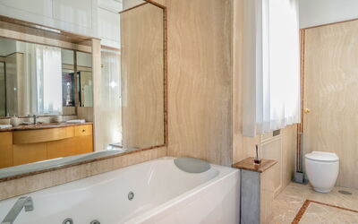 Le Statuette: Bathroom