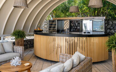 Le Statuette: Building Exterior, Outdoor