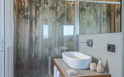 Le Statuette: Bathroom