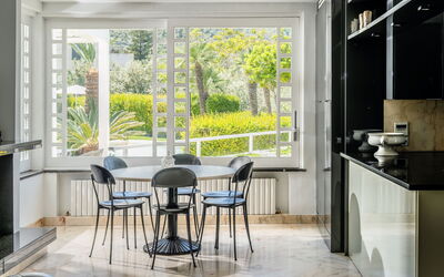 Le Statuette: Dining Room, Kitchen