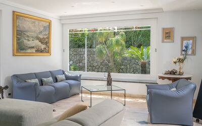 Le Statuette: Living Room