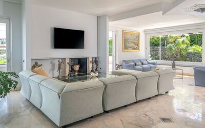 Le Statuette: Living Room