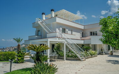 Le Statuette: Building Exterior, Main Entrance, Outdoor