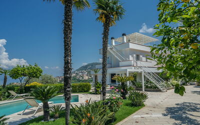 Le Statuette: Building Exterior, Outdoor, Pool