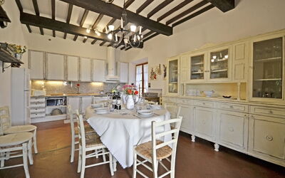 Villa Jasmine: Kitchen and dining room