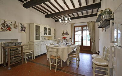 Villa Jasmine: Kitchen and dining room