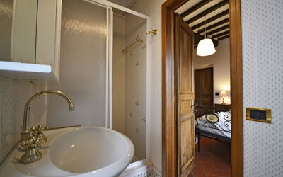 Villa Jasmine: Bathroom and double bedroom