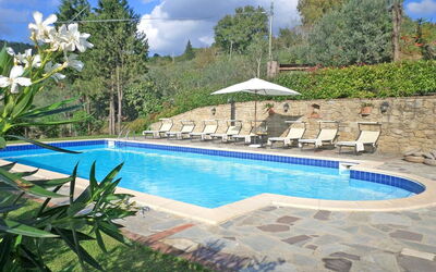 Villa Jasmine: Swimming pool and garden