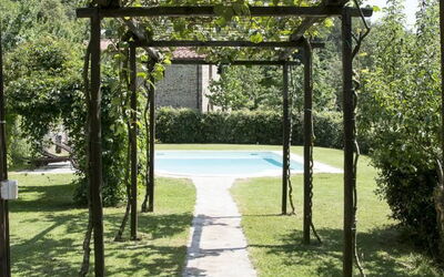 Villa Bagnolo: Swimming pool and garden
