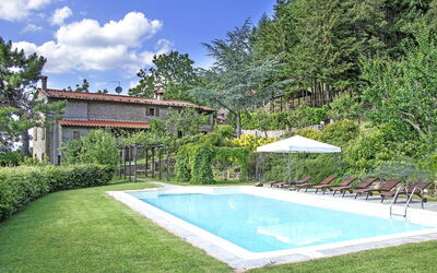 Villa Bagnolo: Swimming pool and garden