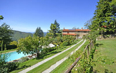 Villa Bagnolo: Swimming pool and garden