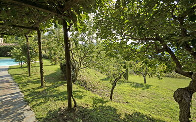 Villa Bagnolo: Outdoor view and garden