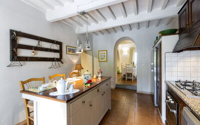 Villa Bagnolo: Kitchen and dining room