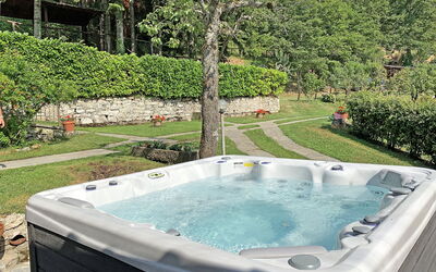 Villa Bagnolo: Hydromassage bathtub