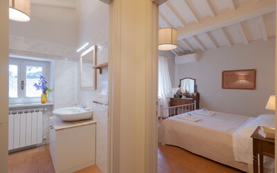 Villa Bagnolo: chambre à coucher, Salle de bain