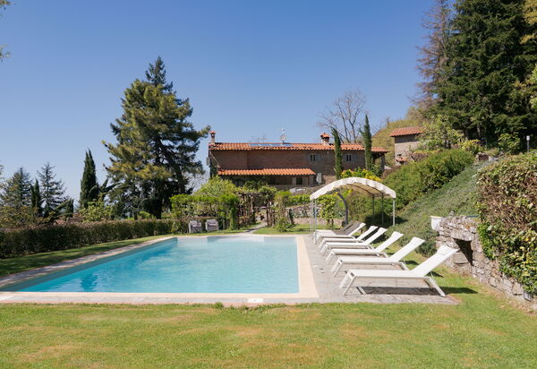 Villa Bagnolo: Buitenkanten, zwembad