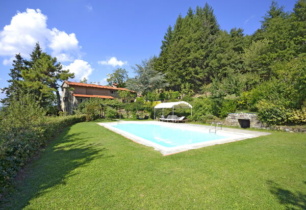 Villa Bagnolo: Swimming pool and garden