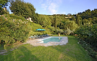 Villa Rosa Maria: Swimming pool and garden