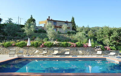 Villa Agilla: Swimming pool and outdoor view
