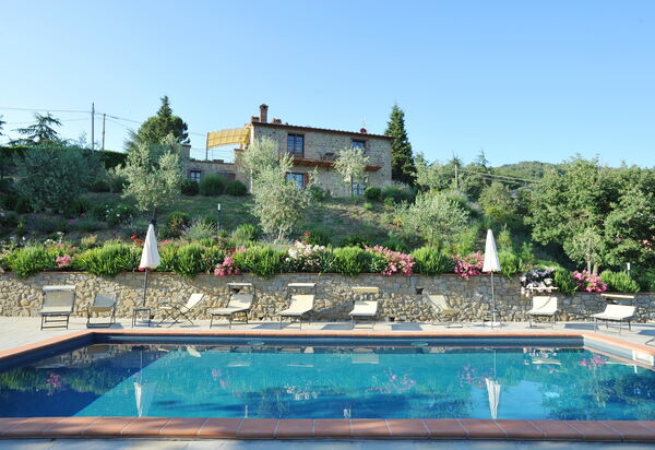 Villa Agilla: Swimming pool and outdoor view