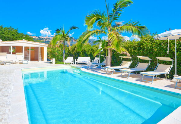 Villa Judy: Tuin, zwembad