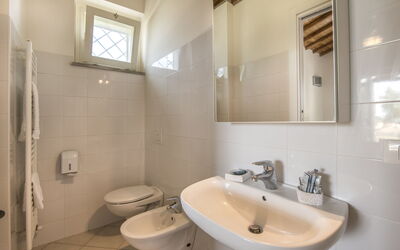 Dimora dei Giardini: villa-marina-velca-tarquinia-villa-bathroom