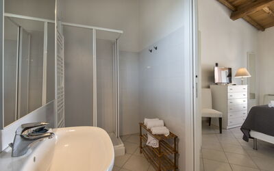 Dimora dei Giardini: villa-marina-velca-tarquinia-villa-bathroom