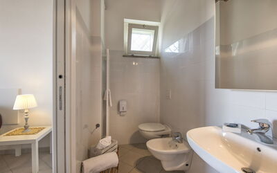 Dimora dei Giardini: villa-marina-velca-tarquinia-villa-bathroom