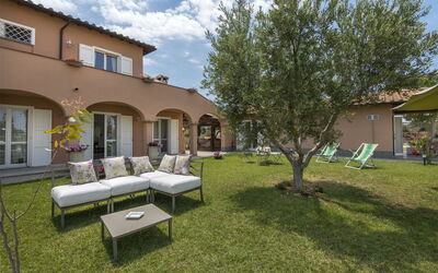 Dimora dei Giardini: villa-marina-velca-tarquinia-villa-external