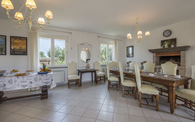 Dimora dei Giardini: villa-marina-velca-tarquinia-villa-diningroom