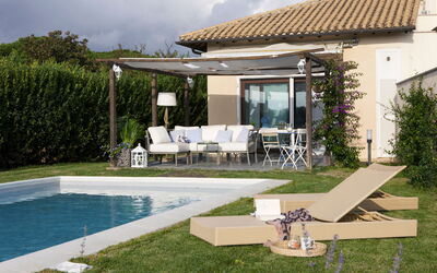 Villa Velca: villetta-golf-al-mare-marina-velca-villa-external-pool