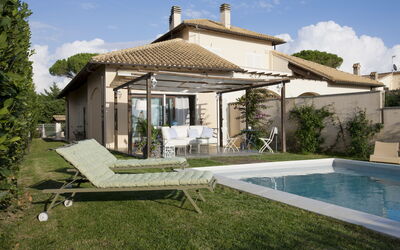 Villa Velca: villetta-golf-al-mare-marina-velca-villa-external-pool