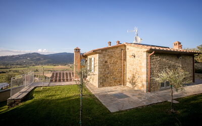 Villa Giulietta: Outdoor view and garden