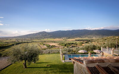Villa Giulietta: Swimming pool and garden