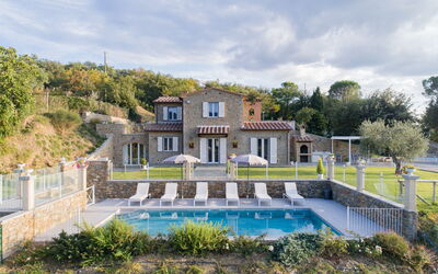 Villa Giulietta: Swimming pool and outdoor view