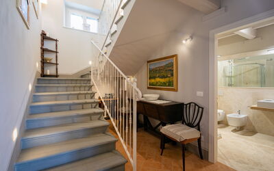 Villa Giulietta: Stairs and bathroom