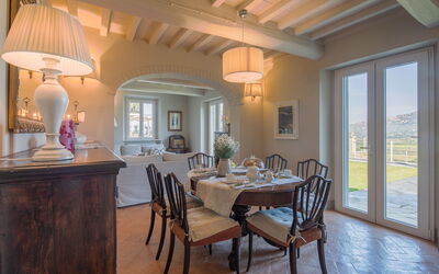 Villa Giulietta: Main entrance and dining room