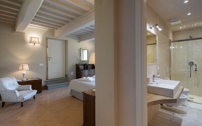 Villa Giulietta: Double bedroom and bathroom