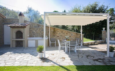 Villa Giulietta: Veranda and barbecue area