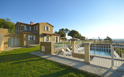 Villa Giulietta: Garden and outdoor view