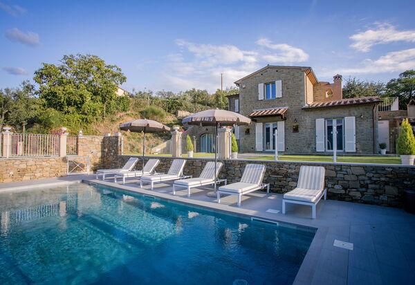 Villa Giulietta: Swimming pool and outdoor view