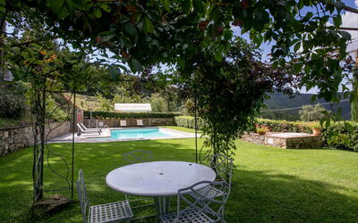 Villa Apollo: Garden and swimming pool