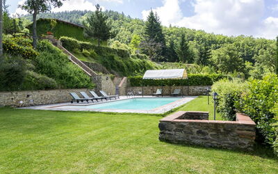 Villa Apollo: Swimming pool and garden