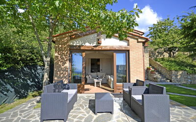 Villa Apollo: Veranda and outdoor view