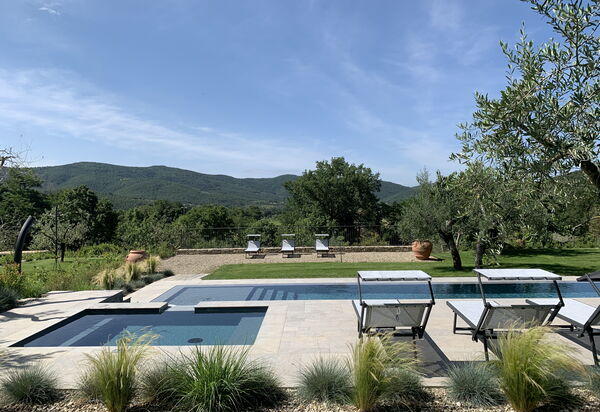 Villa Il Paride: Swimming pool and outdoor view
