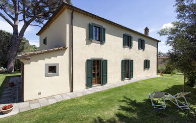 Villa Sofia: Outdoor view and garden