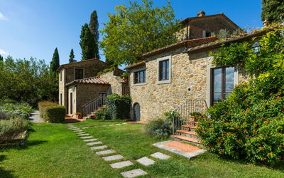 Borgo Falconiera: villa-borgo-del-falcone-sodo-villa-external